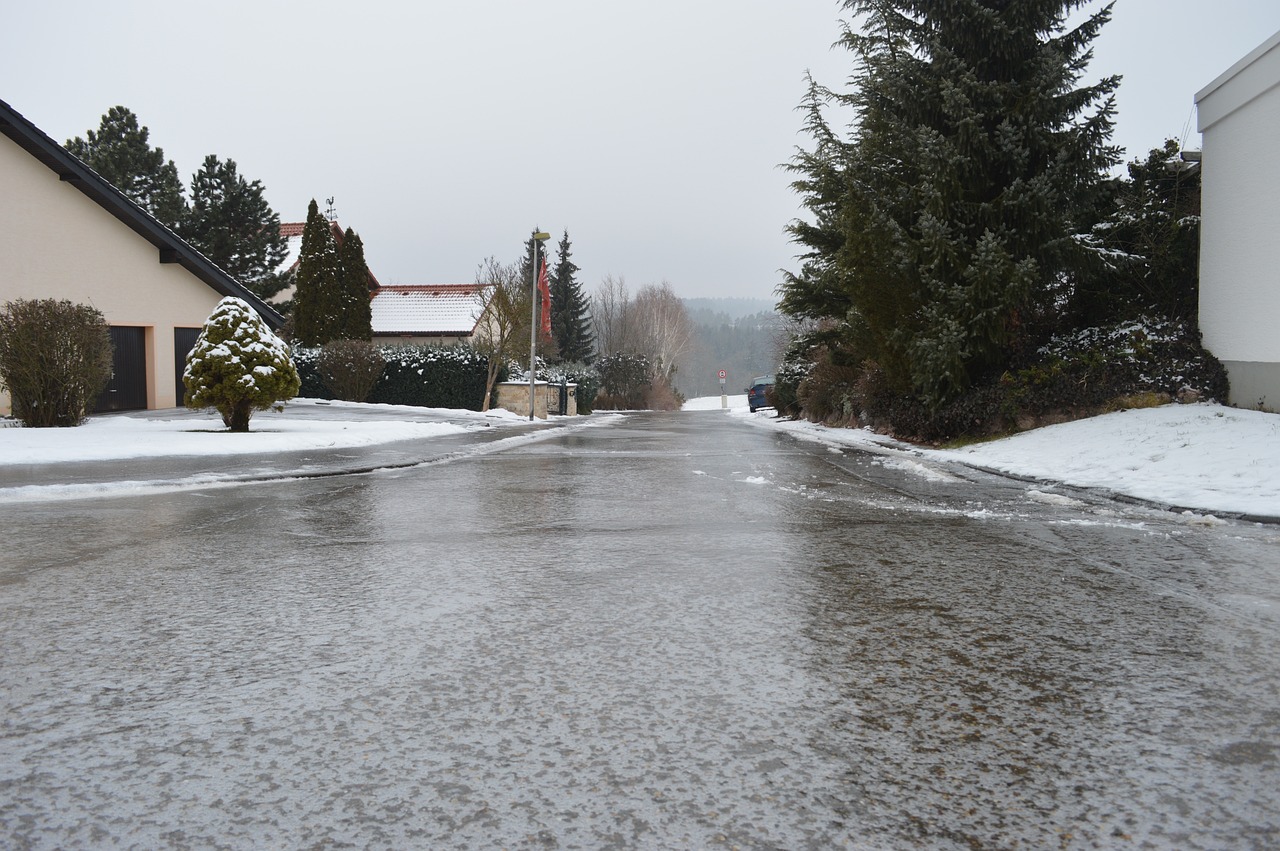 受降雪影响，新疆喀纳斯景区实行道路交通管制