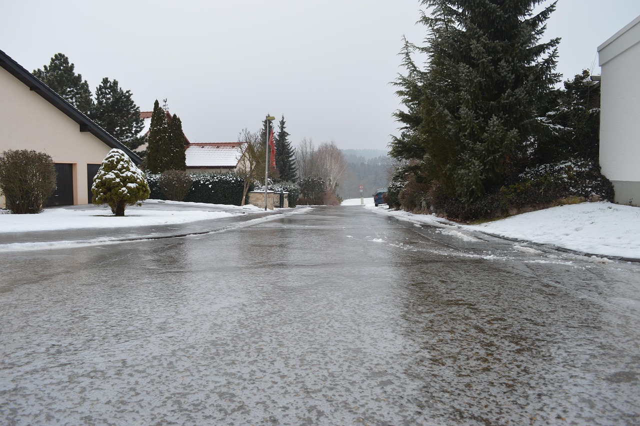 受持续雨雪天气影响，云南怒江州多条国省道路因塌方中断