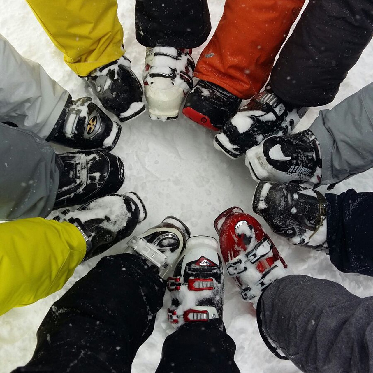 万斯一家假期之旅遭遇示威，亲乌克兰民众高喊“滚去俄罗斯滑雪”